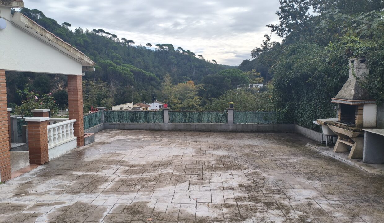 Exterior vista frontal barbacoa a daltç